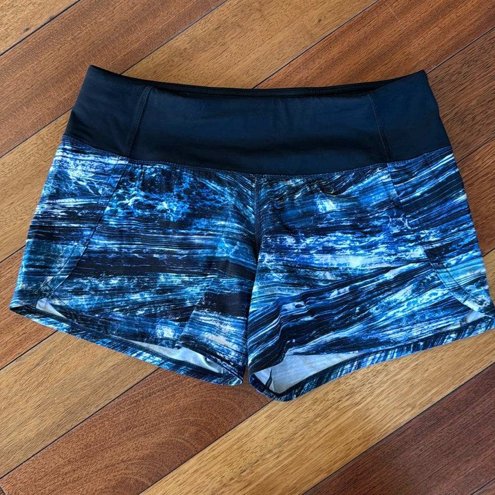 LIKE NEW!!
Lululemon speed up high-rise lined short 4”
Blue/black